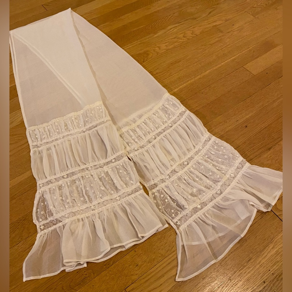 Gorgeous Elegant Ivory Shawl w Lace & Sequins - Picture 4 of 7